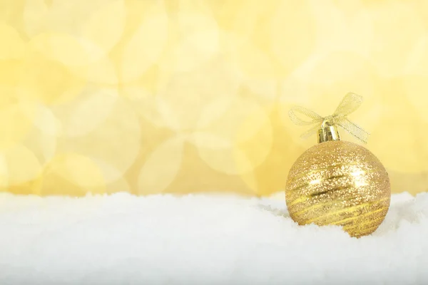 Bola de Navidad en la nieve — Foto de Stock