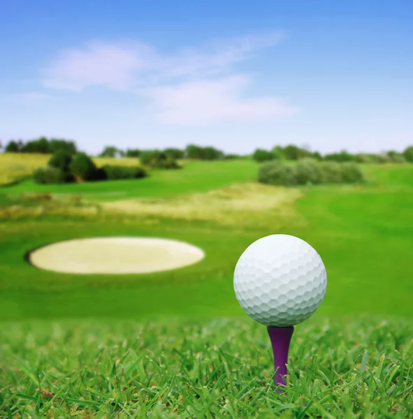 Golf ball on course — Stock Photo, Image