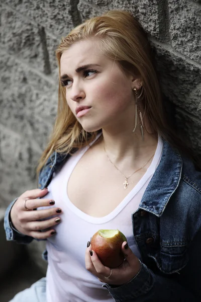 Frauenporträt im urbanen Stil — Stockfoto