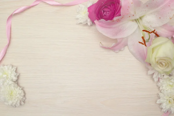 木制背景上的百合花 — 图库照片