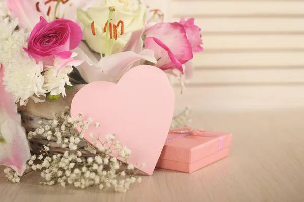 Flowers and valentines day card — Stock Photo, Image