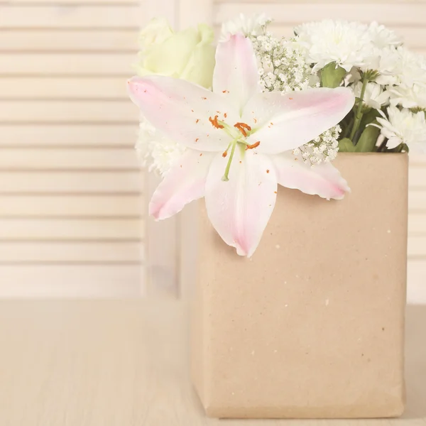 Цветы в бумажном пакете — стоковое фото