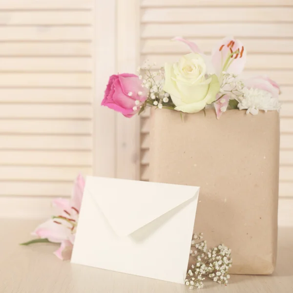Flores em saco de papel — Fotografia de Stock