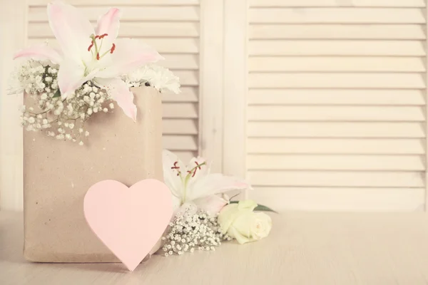 Fleurs dans un sac en papier — Photo