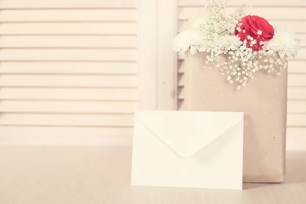 Flores en bolsa de papel — Foto de Stock