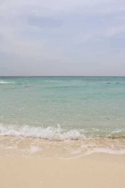 砂浜のビーチと波 — ストック写真