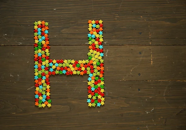 Buchstabe h mit Bonbons — Stockfoto