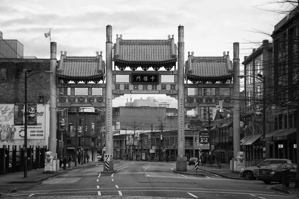 Millennium Gate na Pender Street em Chinatown — Fotografia de Stock