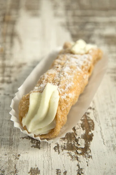 Cannoli a fából készült háttér — Stock Fotó