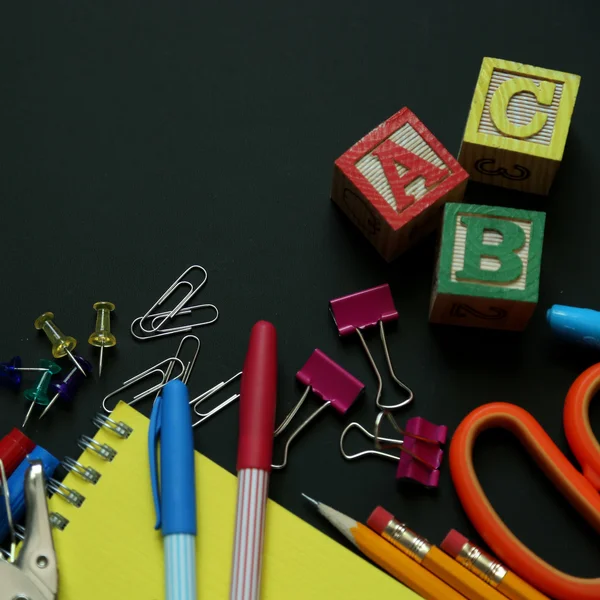 School levert op zwarte schoolbord — Stockfoto