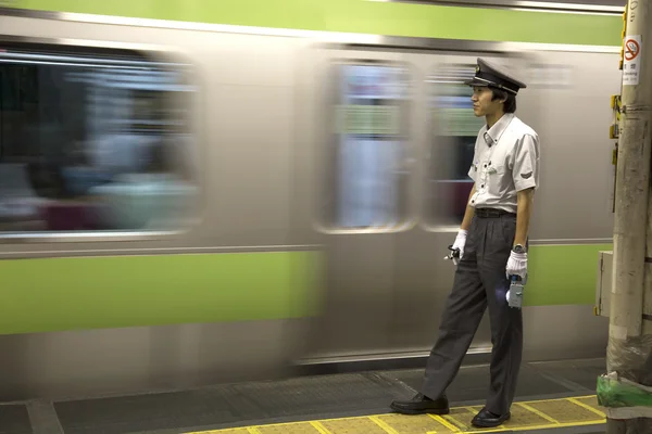 Zugkontrolleur in Tokio — Stockfoto