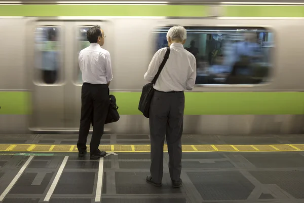 Männer warten auf Zug in Japan — Stockfoto