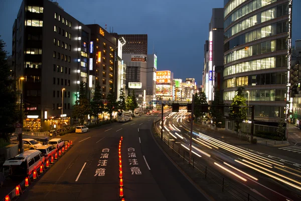 在新宿夜间的光迹 — 图库照片