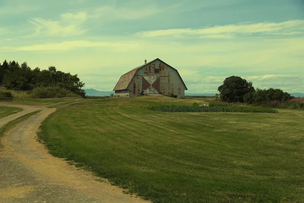 Ancienne grange dans un classée. Traversée pour ressembler à une image utilisée . — Photo