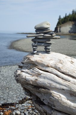 Inukshuk bir kayanın üzerinde