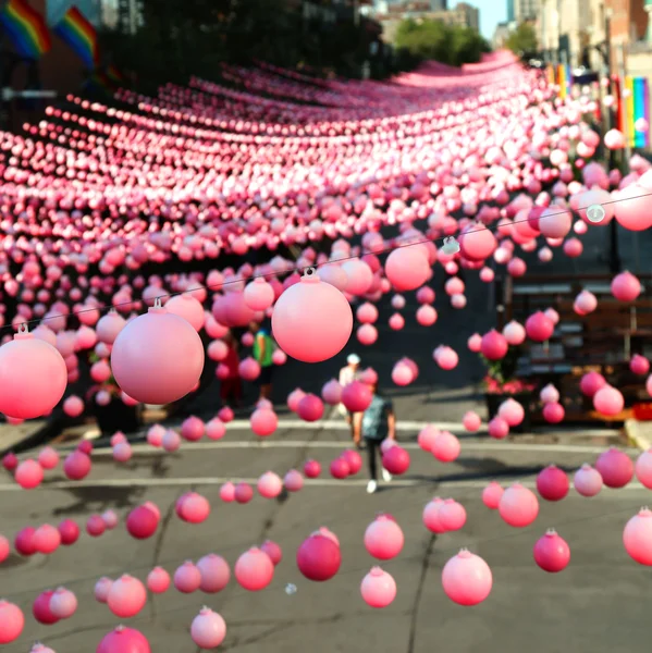 在蒙特利尔同性恋区粉红色球 — 图库照片