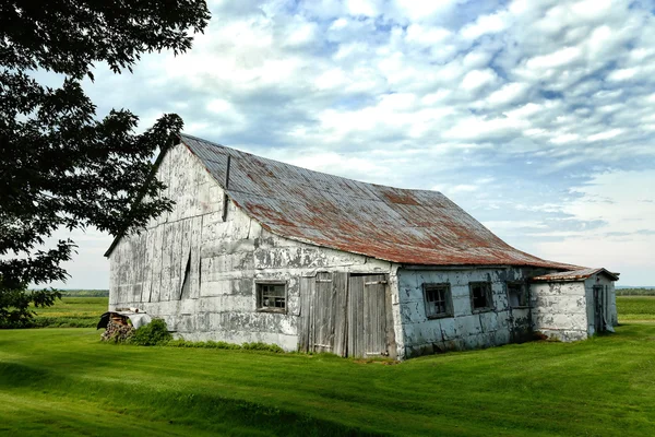 Littel grange dans la campagne — Photo