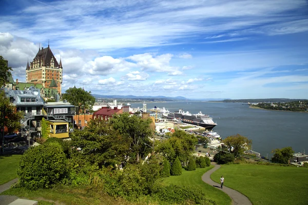 Blick auf die Burg Frontenac und den Fluss — Stockfoto