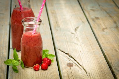 kavanoz içinde çilek güler yüzlü