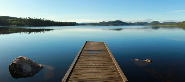 Quai sur un lac calme — Photo