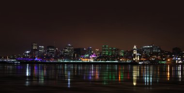 Gece şehir merkezinde Montreal'de