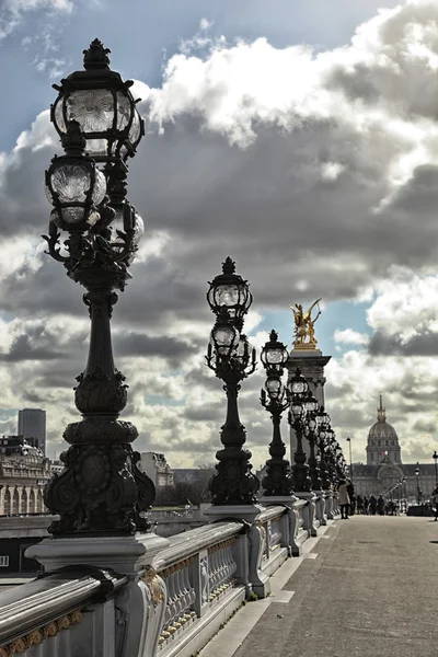 Fila de poste de luz en París — Foto de Stock