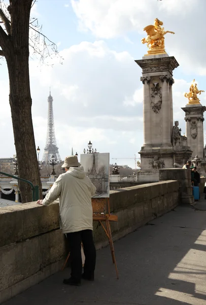 Человек рисует Эйфелеву башню — стоковое фото