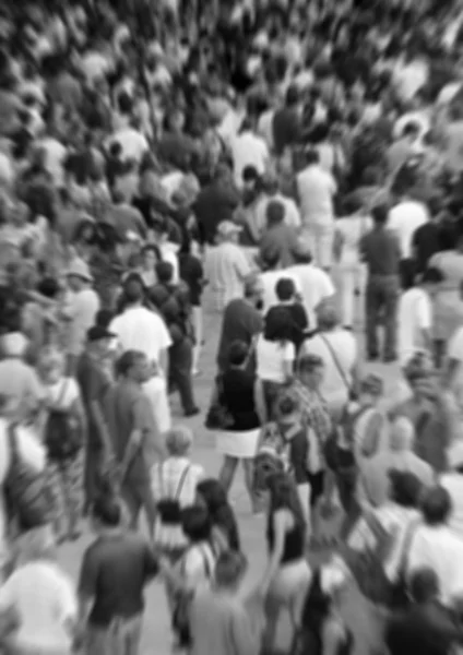 Multitud desenfocada en blanco y negro — Foto de Stock