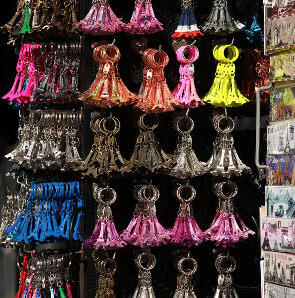 Eiffel tower nyckelringar souvenirer — Stockfoto