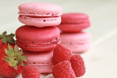 Berry macarons