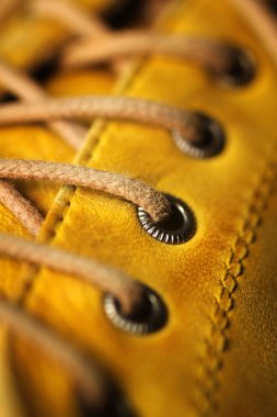 Ayrıntı sarı bir ayakkabı