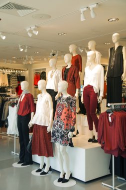Son moda trendleri sunan manken