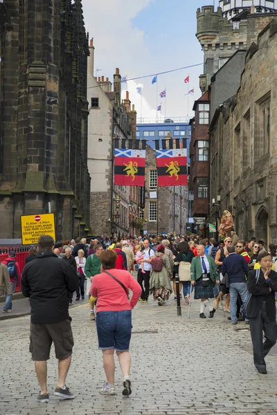 Tourists walking during Fringe festival, Scotland — Stock Photo, Image