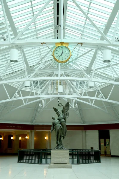 Heykel Montreal tren istasyonunda