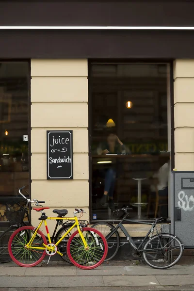 Bicicleta frente a un restaurante — Foto de Stock