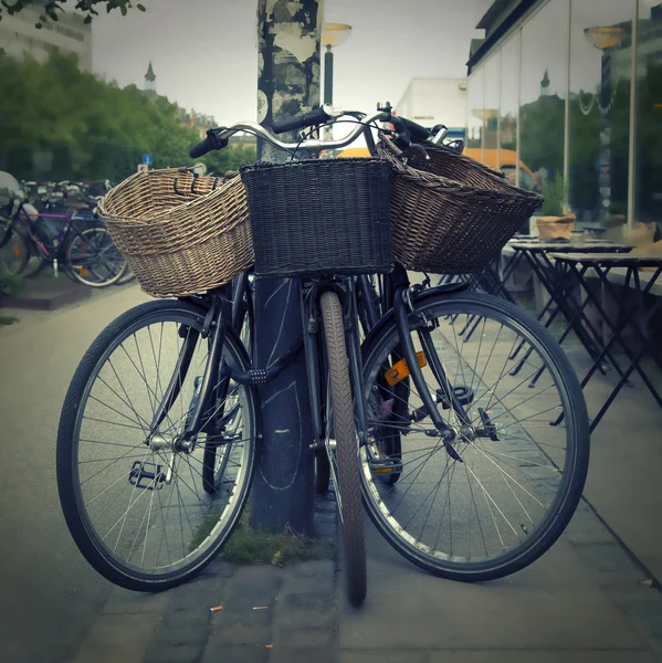 Fietsen met stro mandje — Stockfoto