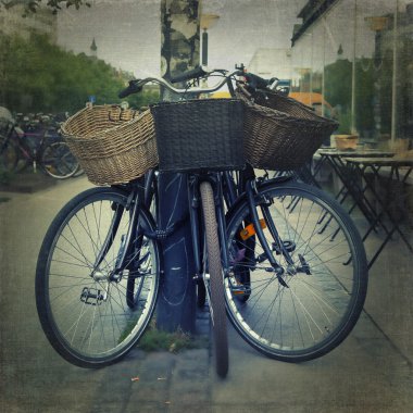 Bisiklet ile hasır sepet