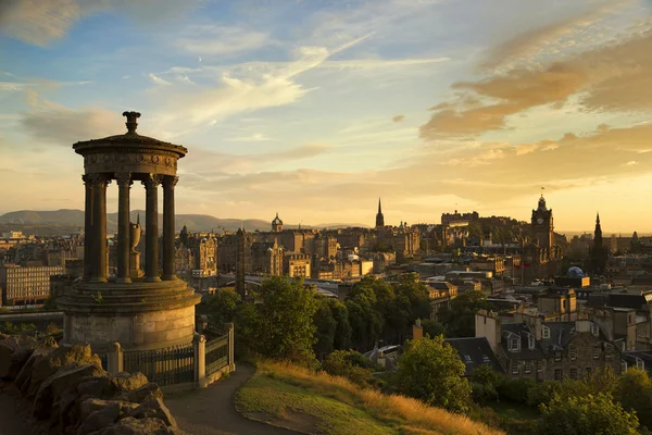 Uitzicht op Edinburgh stad vanaf Carlton heuvel — Stockfoto