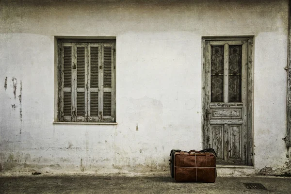 Bagages devant une porte — Photo