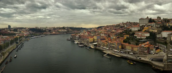 Вид на Порту и реку Доуру, Португалия — стоковое фото