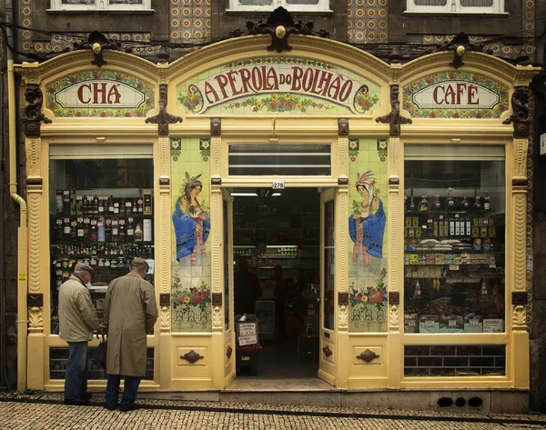 Hombres frente a una cafetería en Oporto, Portugal — Foto de Stock