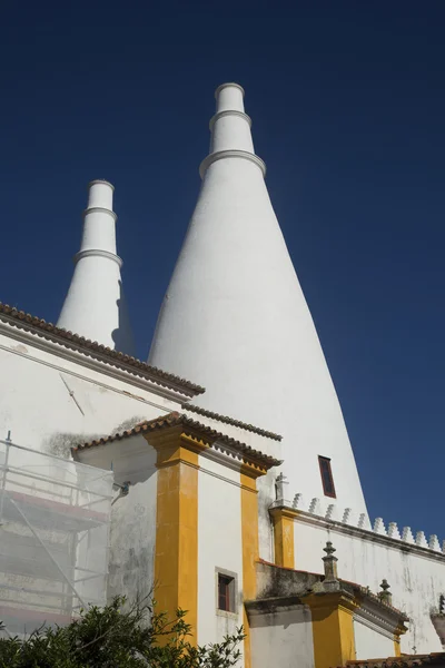 Komíny národní palác sintra v Portugalsku — Stock fotografie