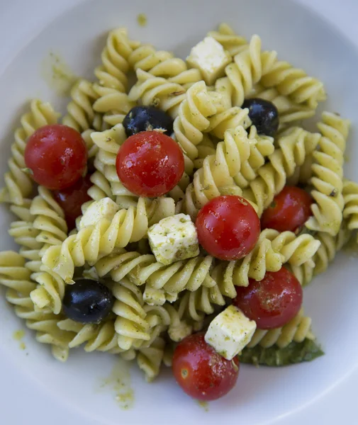 Makaron Fusilli z pesto i pomidorkami — Zdjęcie stockowe