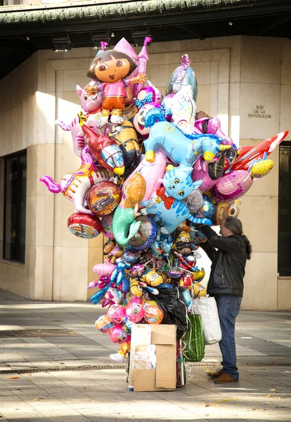 Man arranging a bouquet of balloons — Stock Fotó