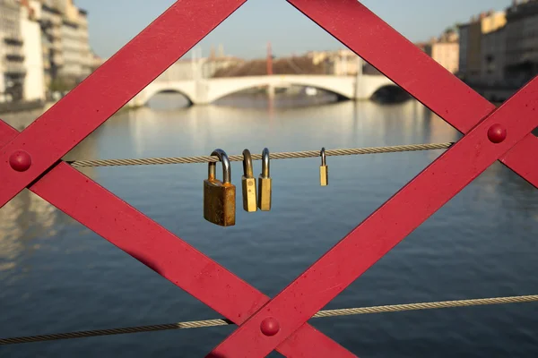 橋の上の錠が表示 — ストック写真