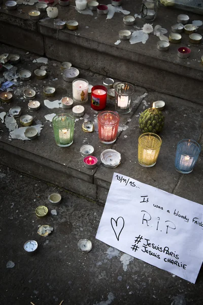 Thoughts on a wall about Paris bombimg — Stock Photo, Image