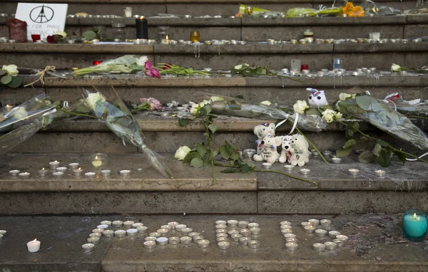 Pensamentos em uma parede sobre Paris bombimg Fotos De Bancos De Imagens Sem Royalties
