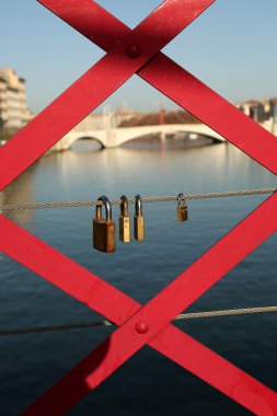 bir köprü kilitler