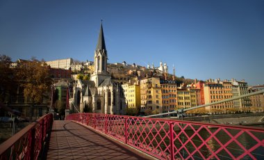 Yaya kırmızı passerelle St Georges Lyon