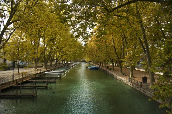 Riverside i Annecy canal — Stockfoto